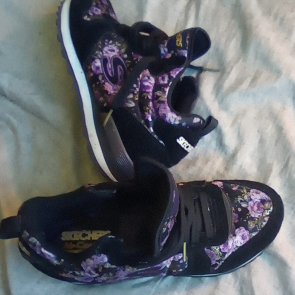 Tennis shoes